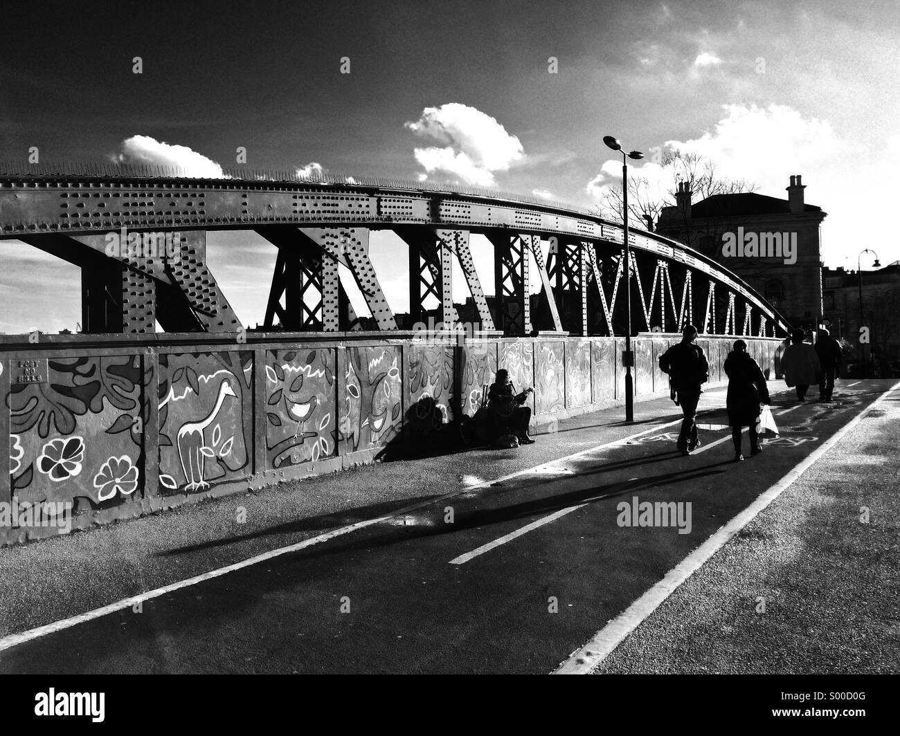 Paar zu Fuß über eiserne Brücke über Bahngleise in der Nähe von Chalk Farm Station, London Stockfoto