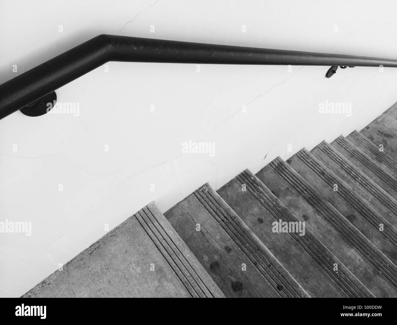 Treppen und Geländer in einem gut beleuchteten Parkhaus Stockfoto