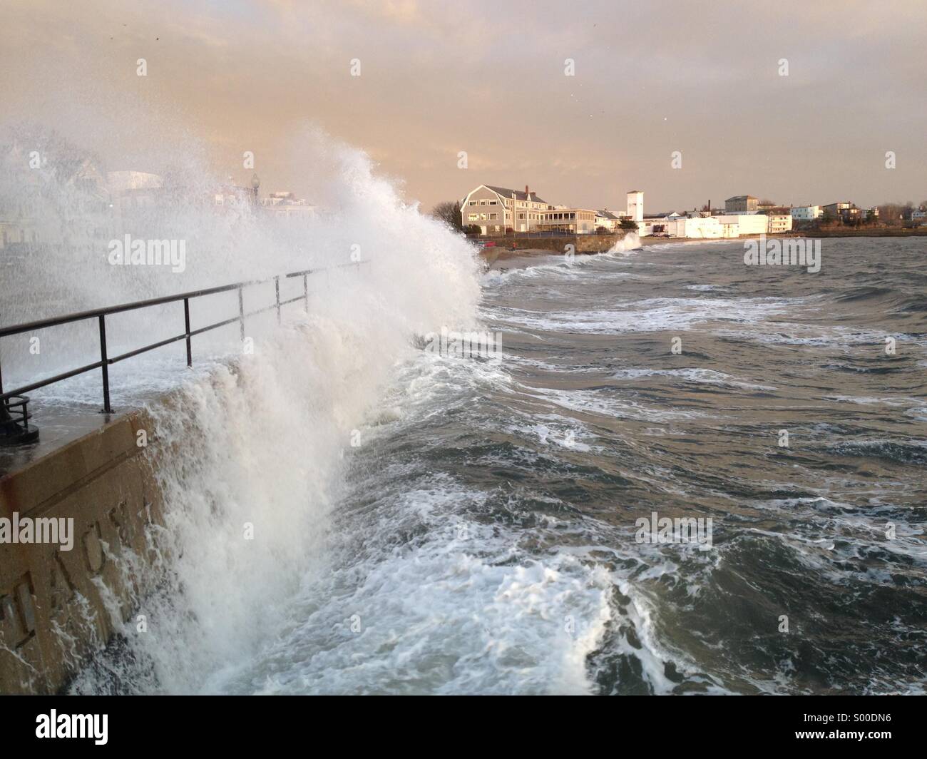 Wellen auf Stacy Boulevard in Gloucester, Massachusetts. Stockfoto