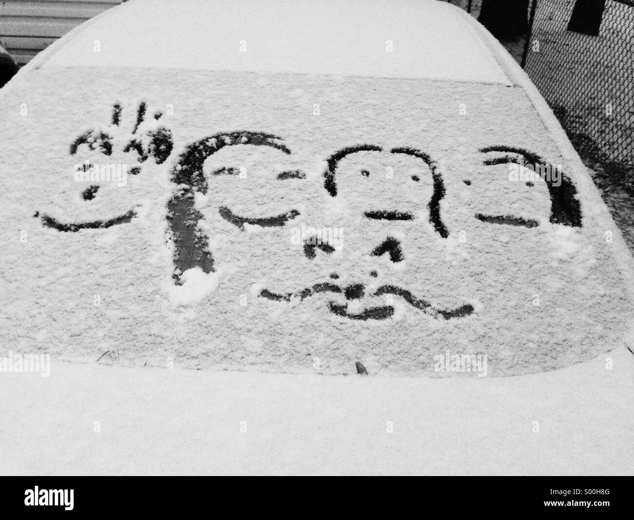 Handgezeichnete Familie Figuren im frisch gefallenen Schnee auf dem Auto Heckscheibe Stockfoto