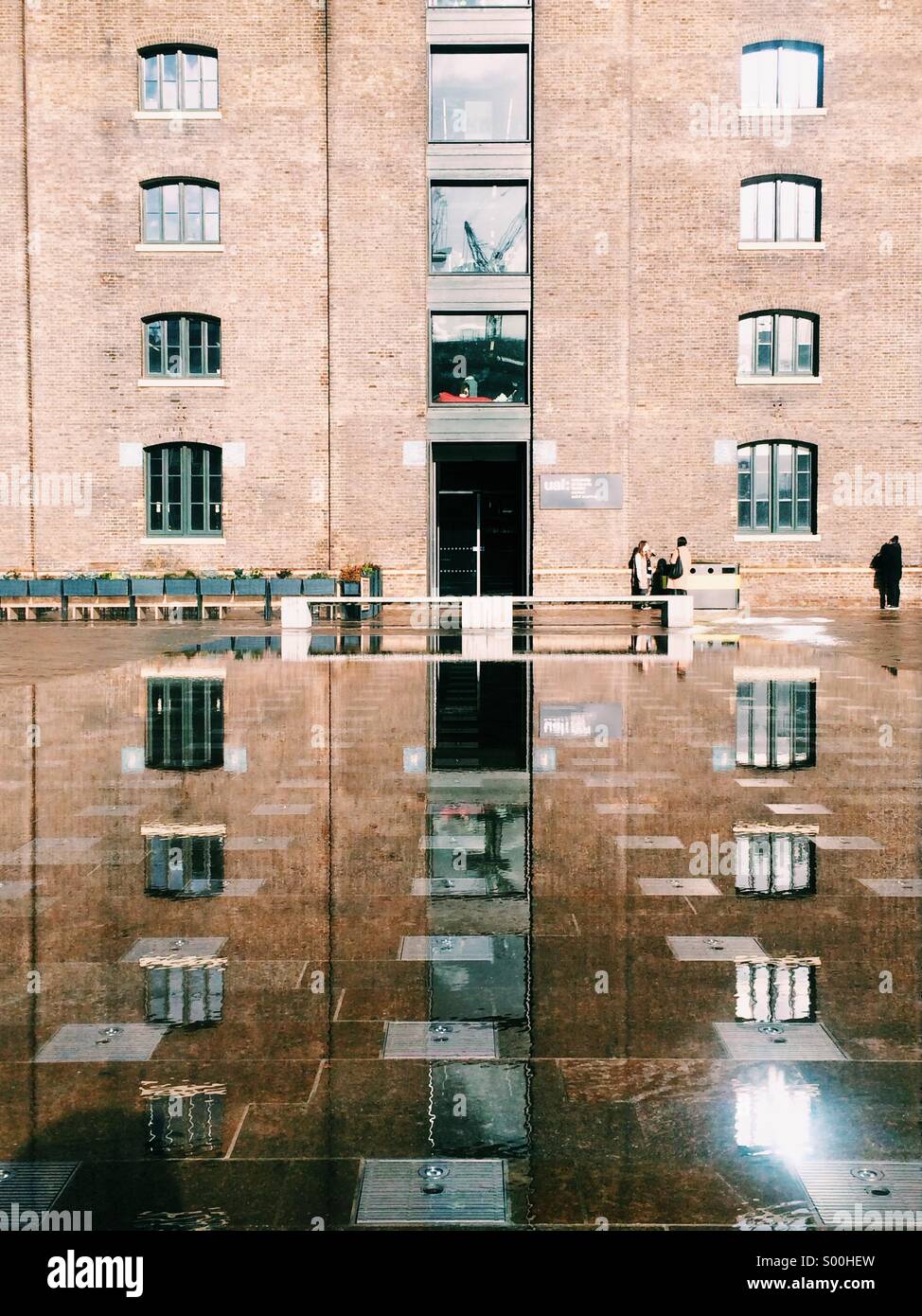 Widerspiegelnder Teich mit Reflexion der Kornspeicher bauen, Central saint Martins College in London Stockfoto