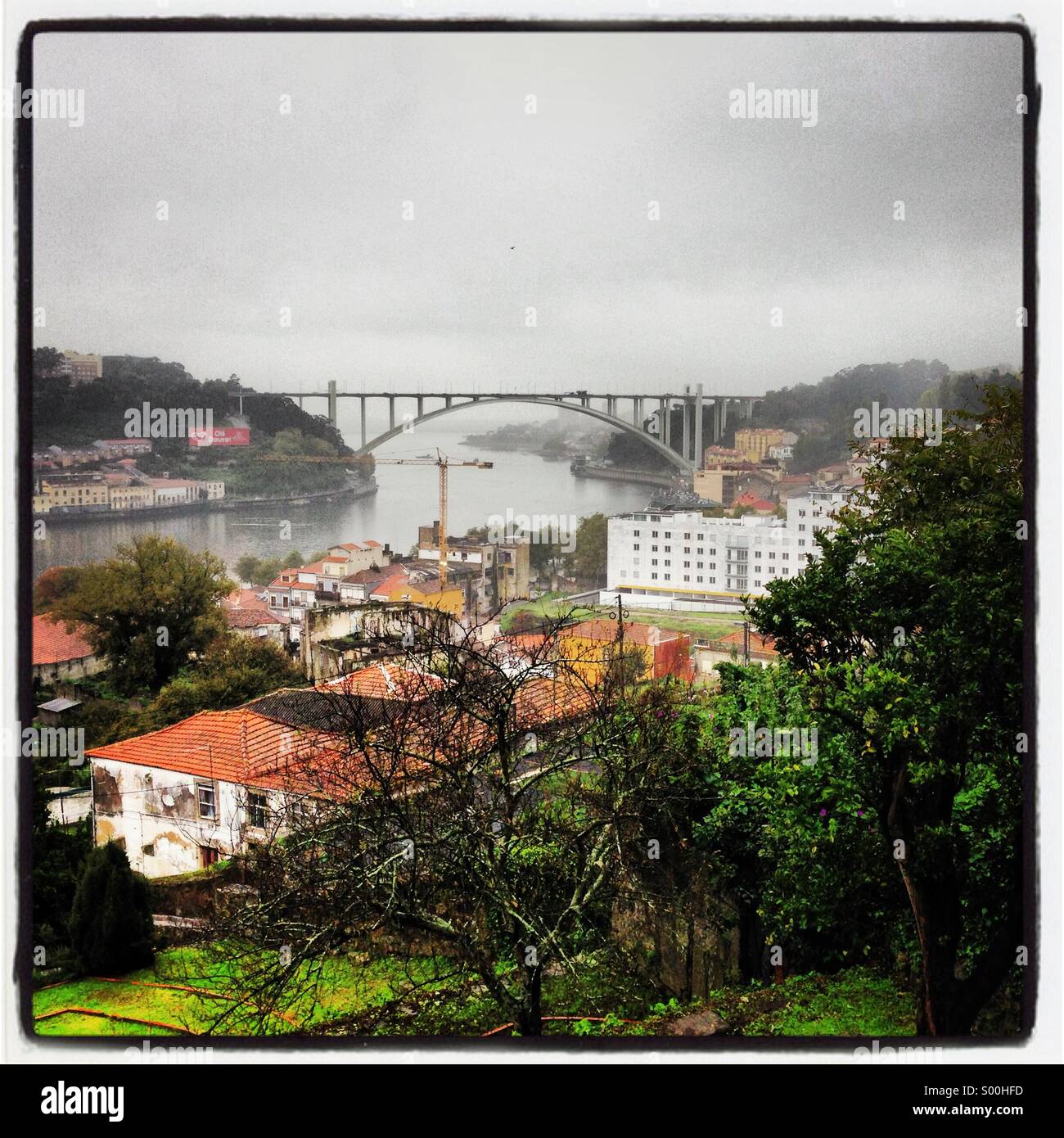 Arrábida-Brücke und Fluss Douro, Blick vom Crystal Palastgärten, Porto, Portugal - Smartphone-aufgenommenes Stockfoto