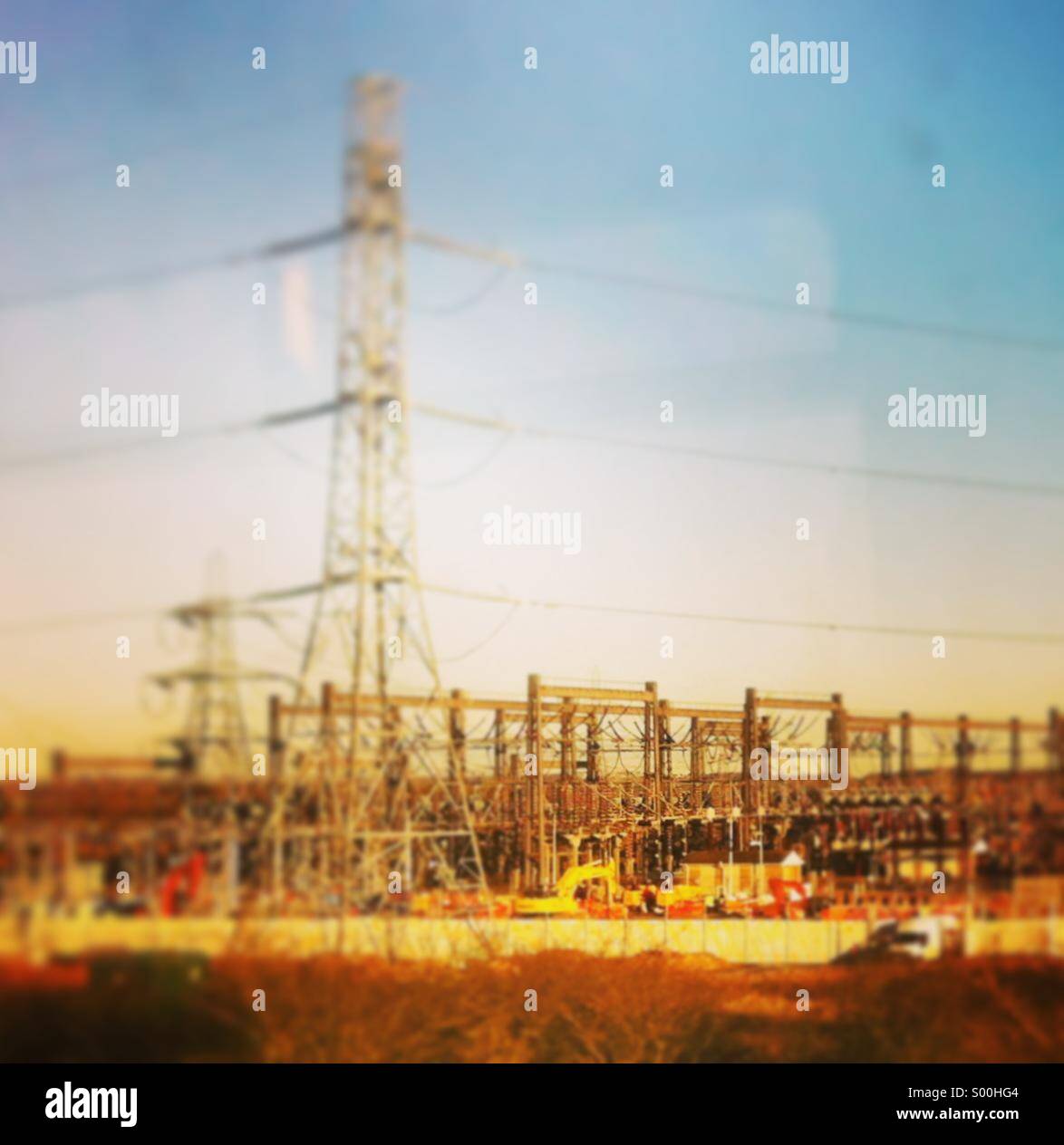 Kraftwerk und Pylon an sonnigen Sommertag Stockfoto