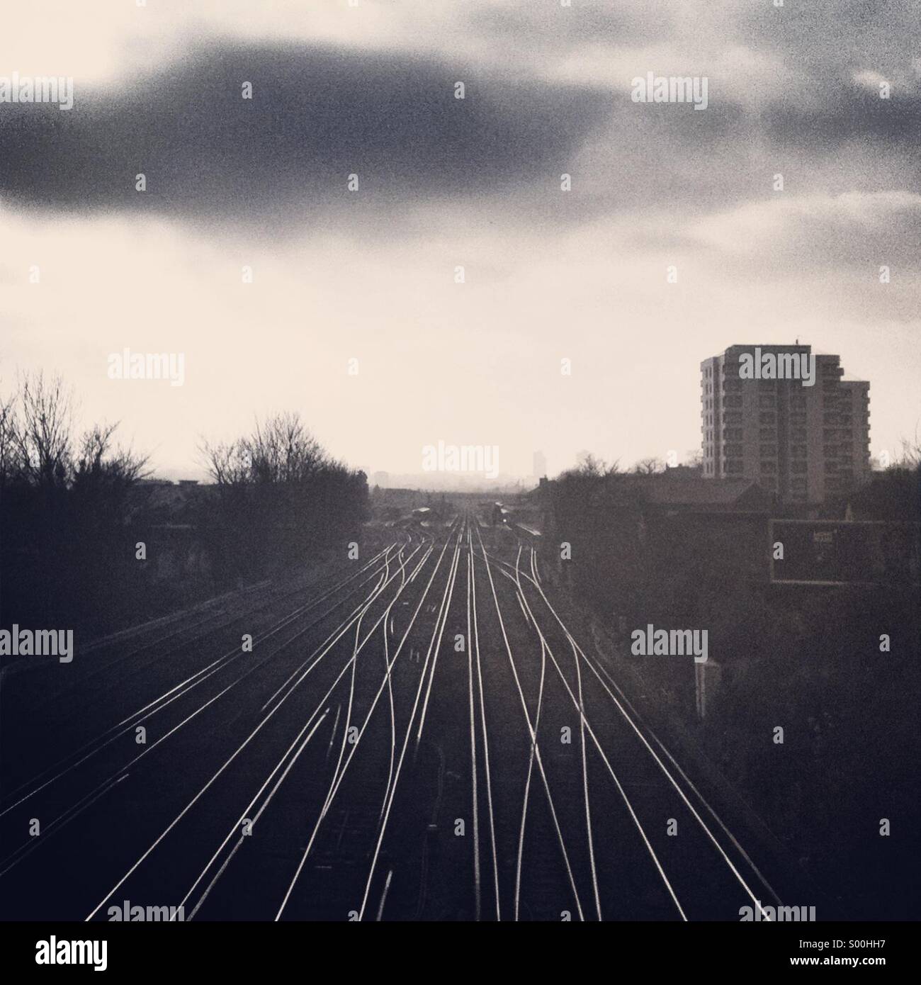 Schwarz / weiß Aufnahme mehrere Bahn verfolgt in einer Stadt Stockfoto