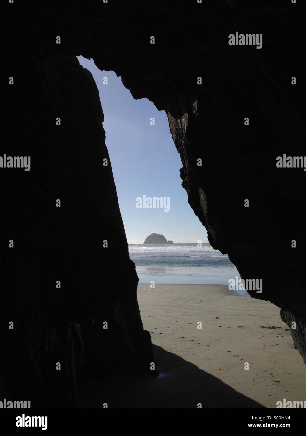 Blick durch Felsen Blick auf Sand Dollar Beach, Kalifornien - Smartphone-aufgenommenes Stockfoto