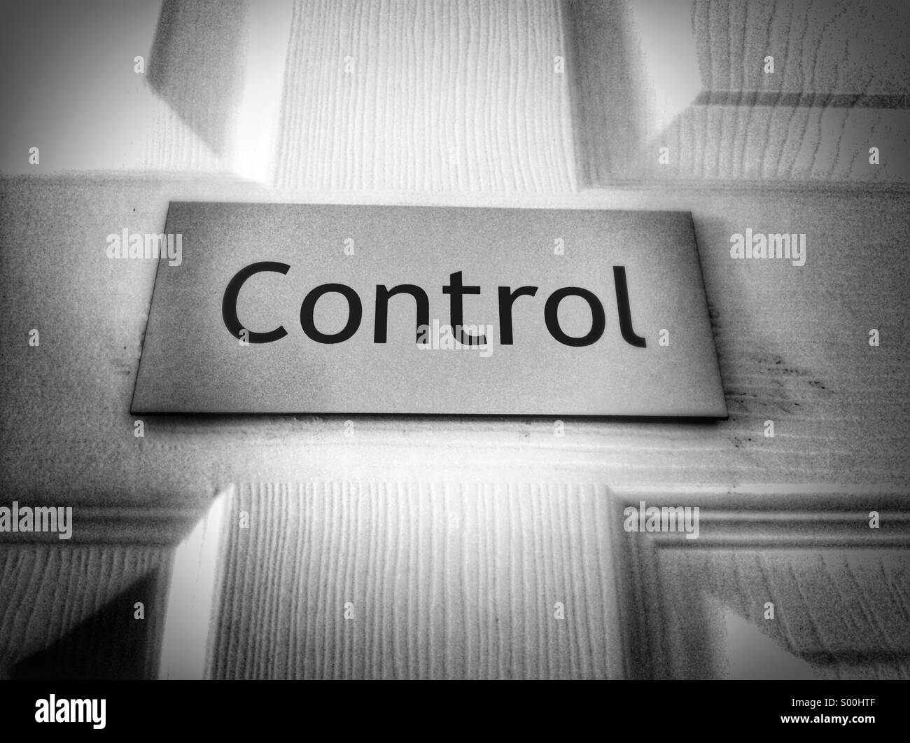 "Control"-Plakette an einer Tür Stockfoto