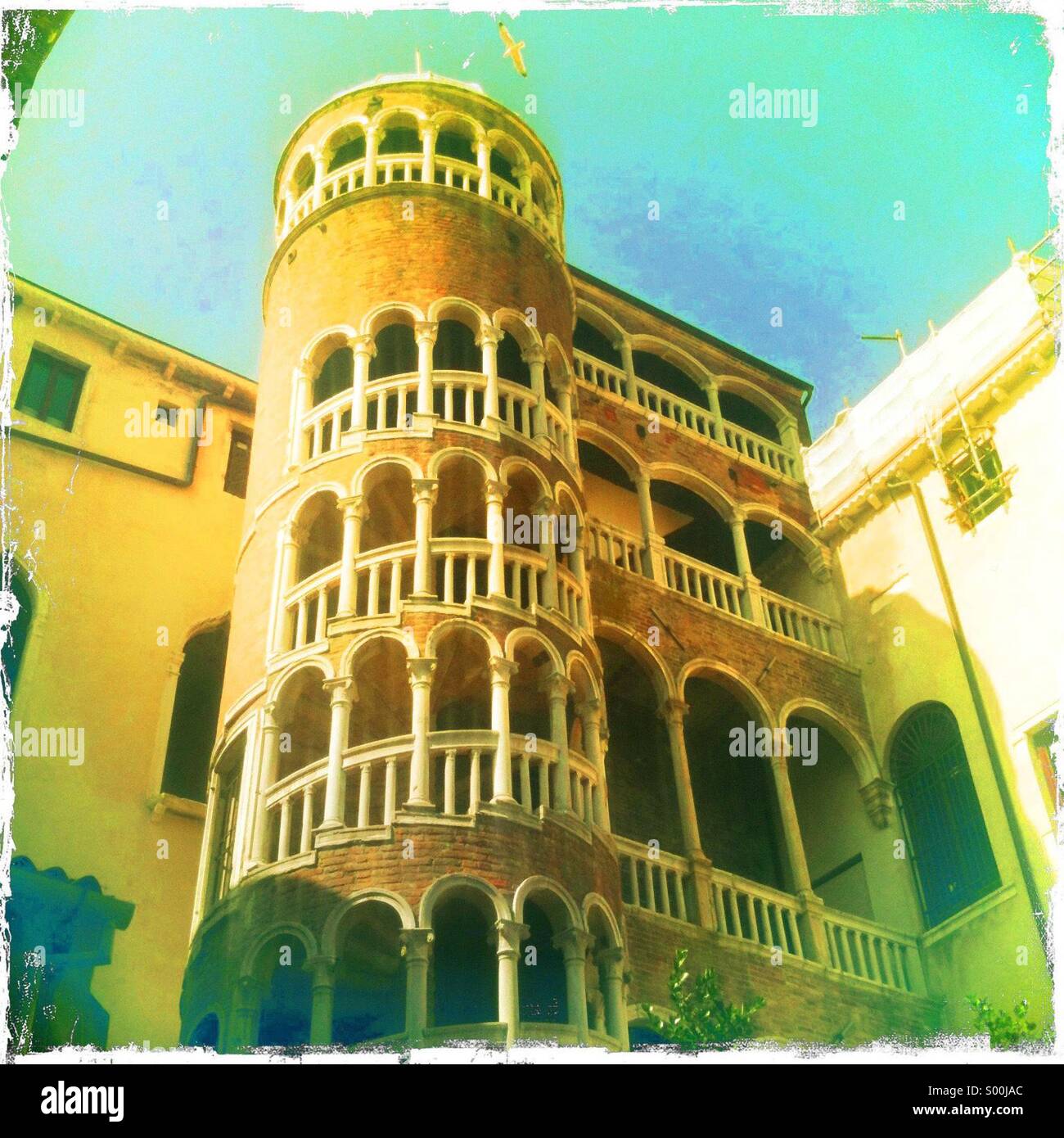 Venezianische Gebäude mit spiralförmigen Treppe Architektur in sonnigen Venedig Stockfoto