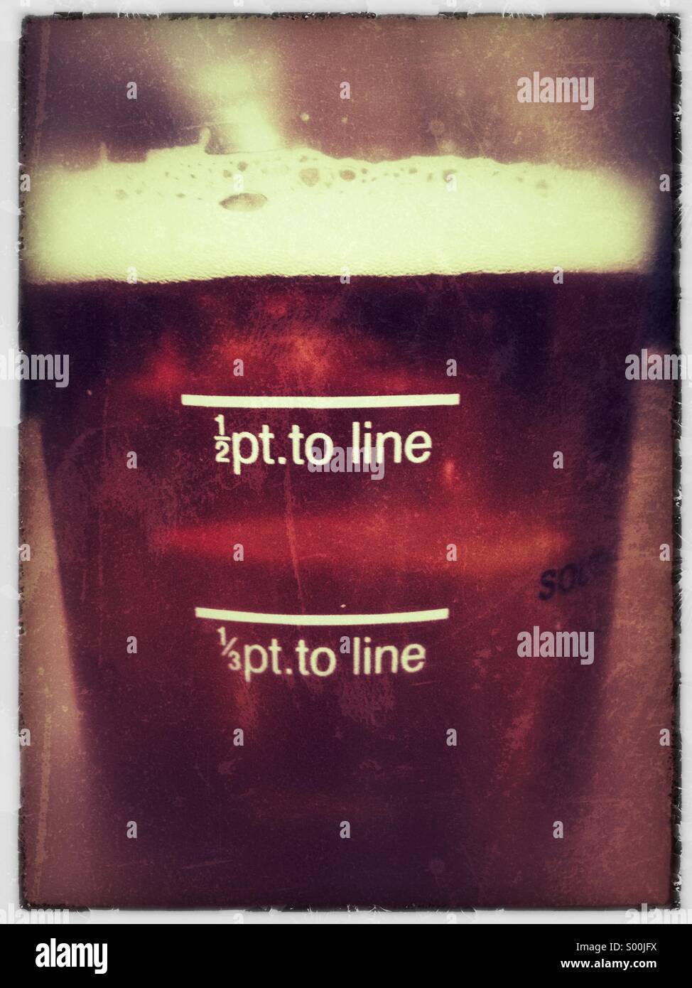 Pint Glas englischen Ale hautnah. - Smartphone-aufgenommenes Stockfoto