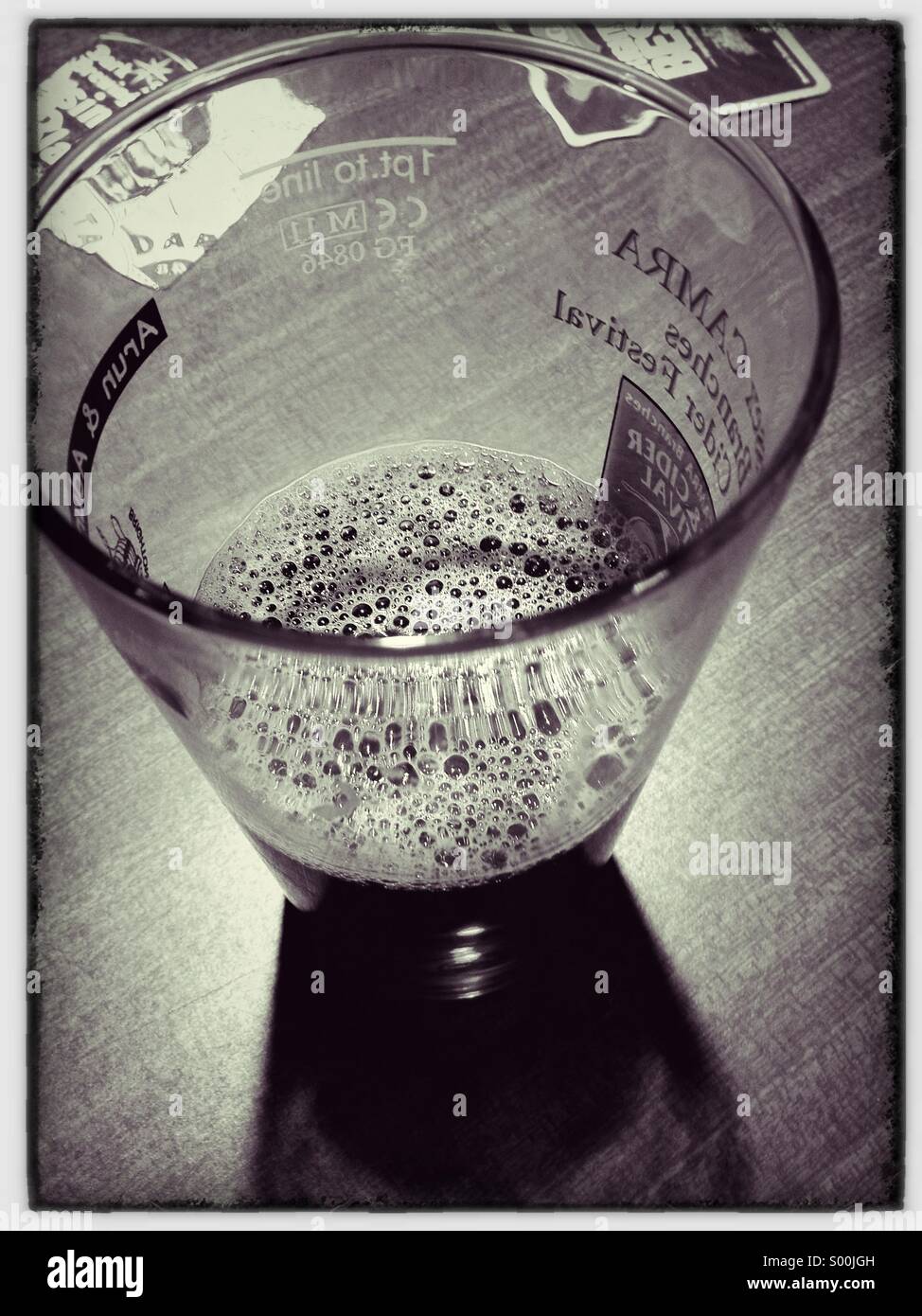 Fast leer Pint real Ale. - Smartphone-aufgenommenes Stockfoto