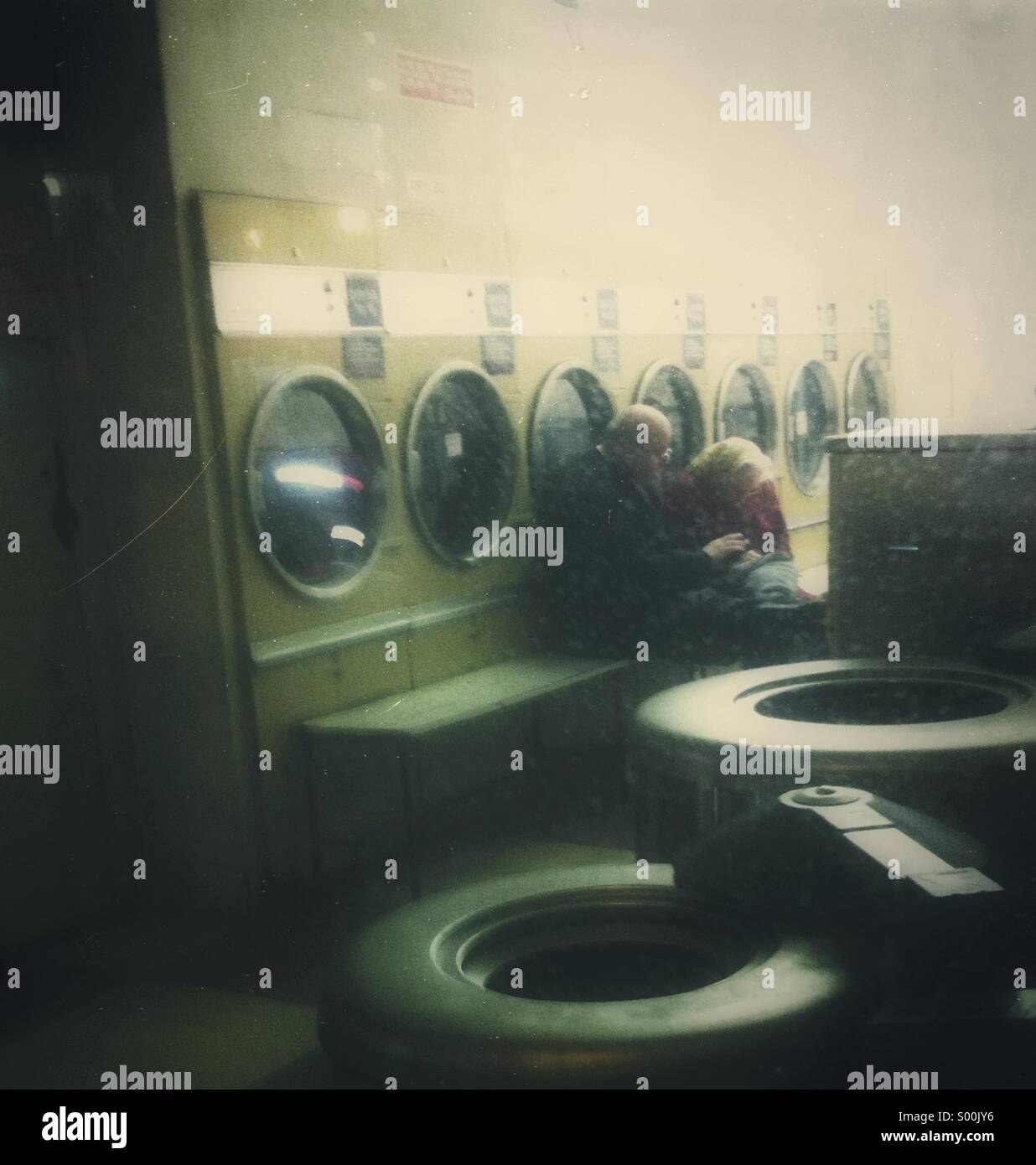 Paar-Sitzung in der Nacht gemeinsam im Waschsalon Stockfoto