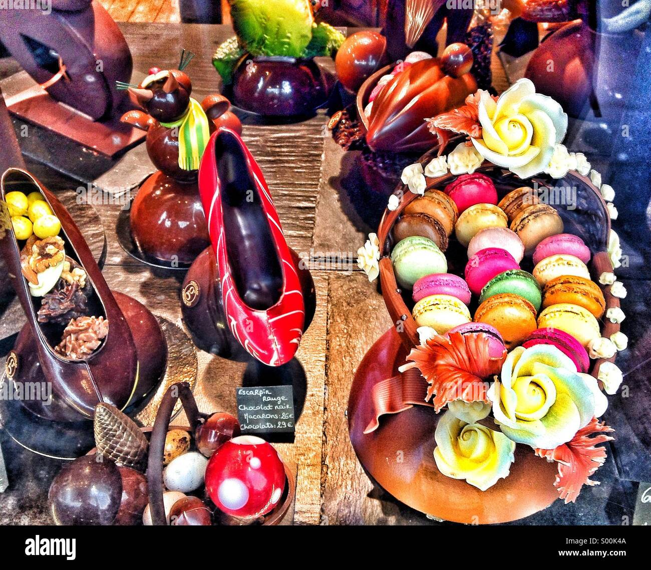 Schaufenster der Pralinen im Zentrum von Paris, Frankreich. - Smartphone-aufgenommenes Stockfoto