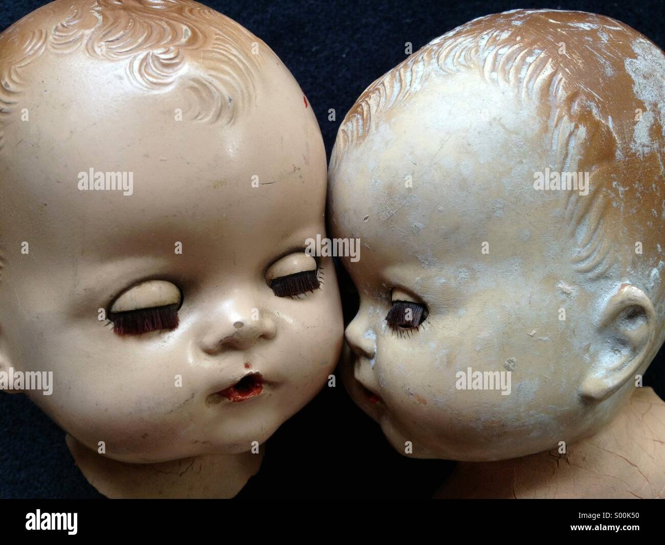 Zwei alte Puppenköpfe Stockfoto