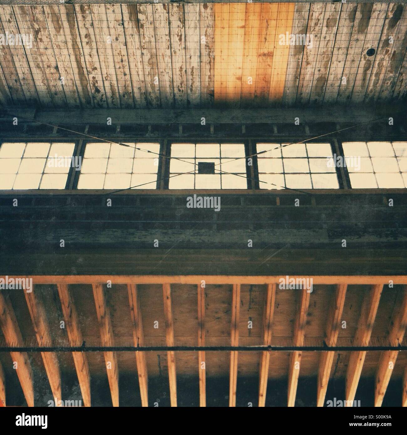 Fenster in einem alten Industriegebäude auf Granville Island, Vancouver, BC, Kanada - Smartphone-aufgenommenes Stockfoto
