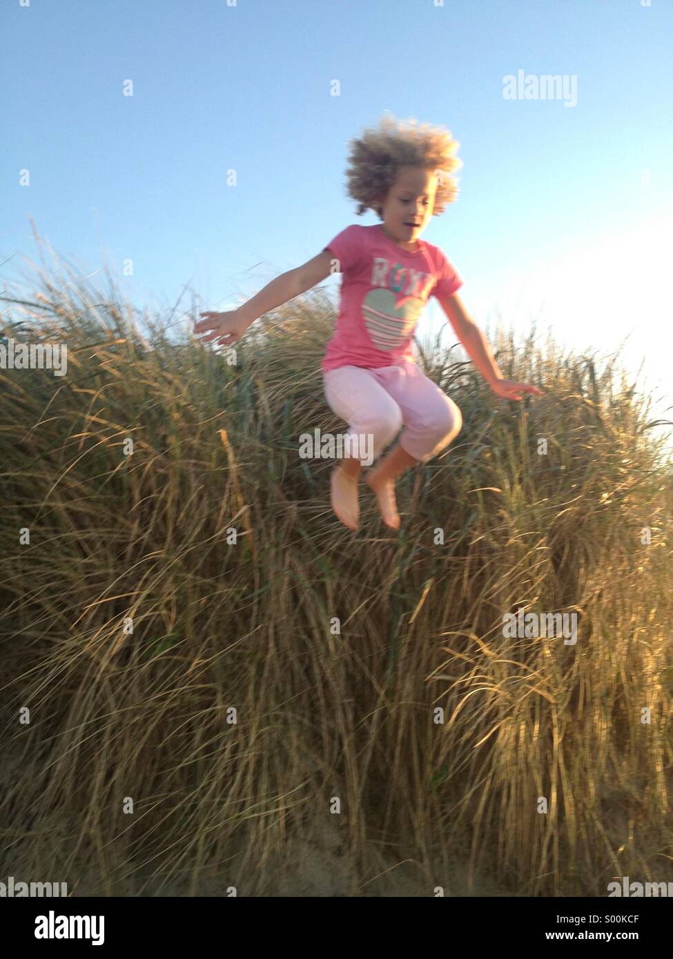 Abspringen Sanddüne, 7 - Jahre alten Maya Braibish springt Sanddüne am 4. Juli. Manzanita, Oregon Küste Stockfoto