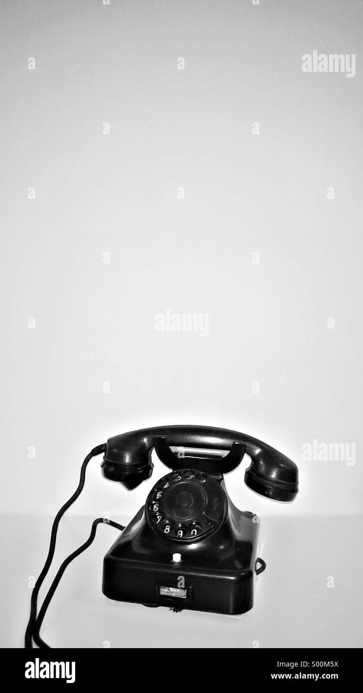 altes Telefon 40 Jahre auf zeitgenössische weißen Hintergrund Stockfoto
