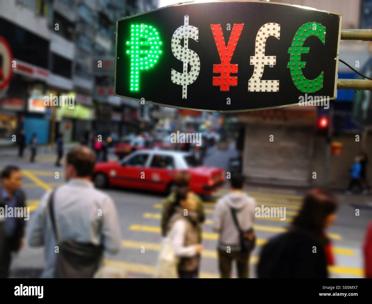 Geldwechsel in Kowloon, Hong Kong, Dollar, Pfund, Euro, Yuan-Zeichen. Stockfoto