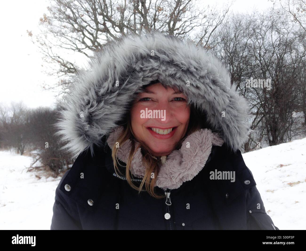 Eine Frau lächelt inmitten einer polaren Wirbels. Stockfoto