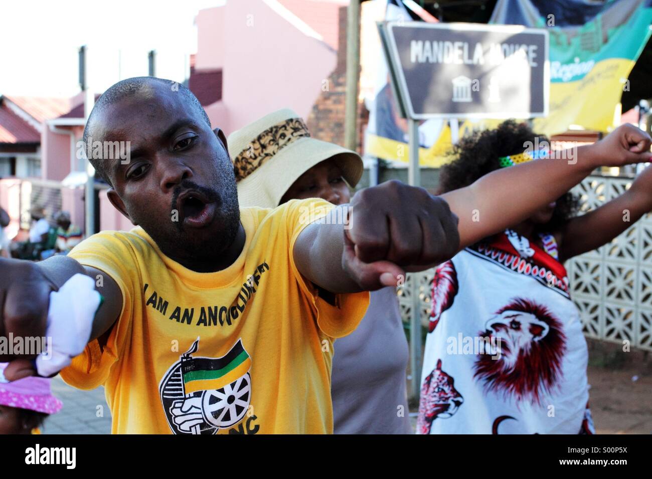 ANC-Anhänger tanzen außerhalb Mandela Haus am Tag der Beerdigung von Nelson Mandela. Soweto, Südafrika. 15. Dezember 2013. Stockfoto