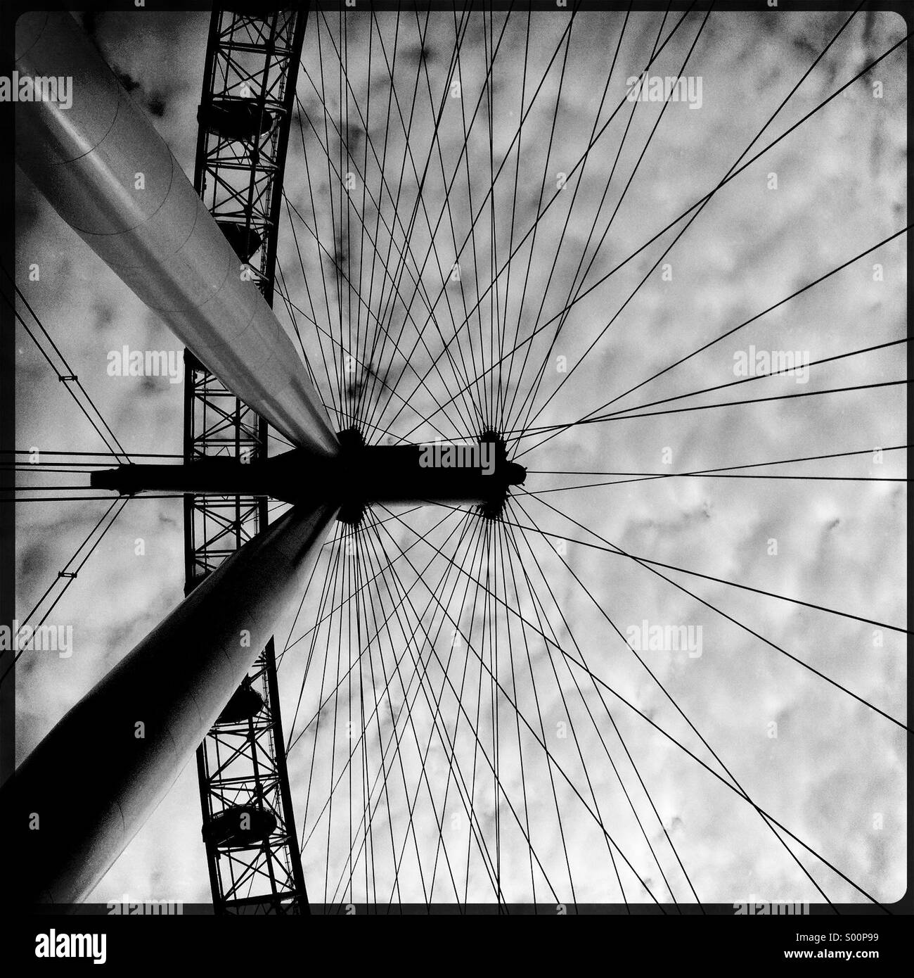Abstrakte schwarz-weiß Foto des London Eye gegen fleckige bewölktem Himmel Stockfoto