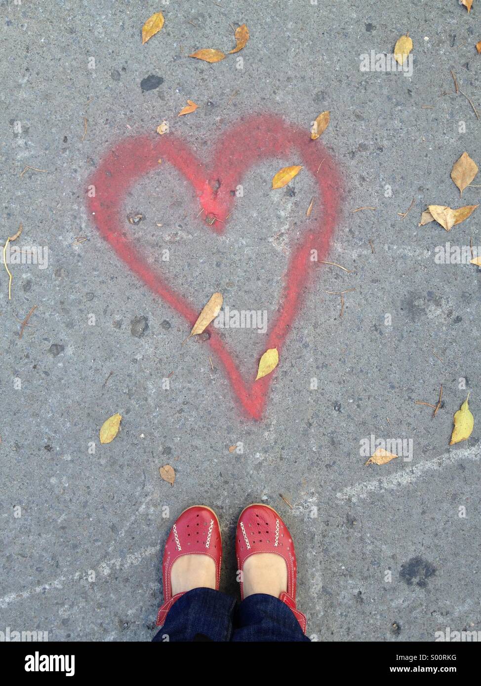 Rote Schuhe und Herz Stockfoto