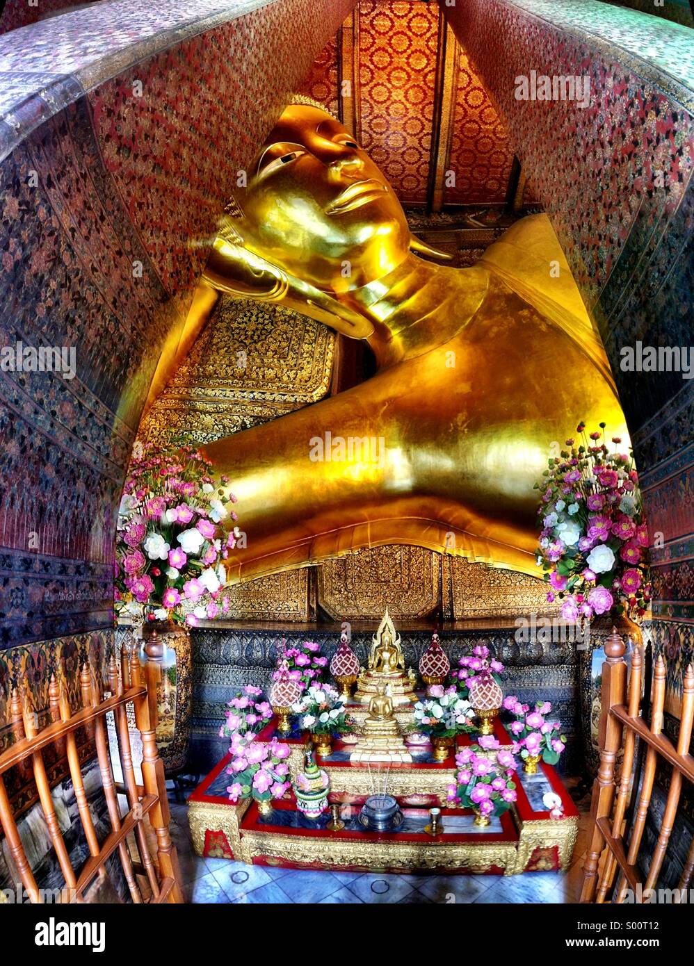Riesige Buddha-Statue, Bangkok - Smartphone-aufgenommenes Stockfoto