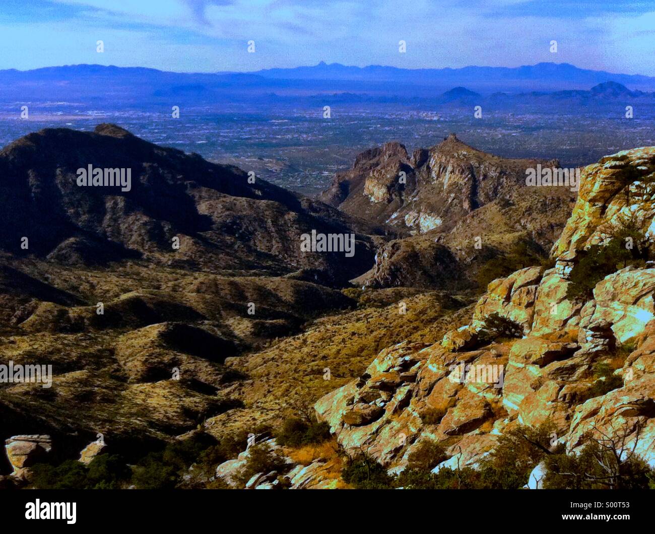 Tucson Arizona aus dem Catalina Voralpenland mit der Santa Rita Mountains in der Ferne Stockfoto