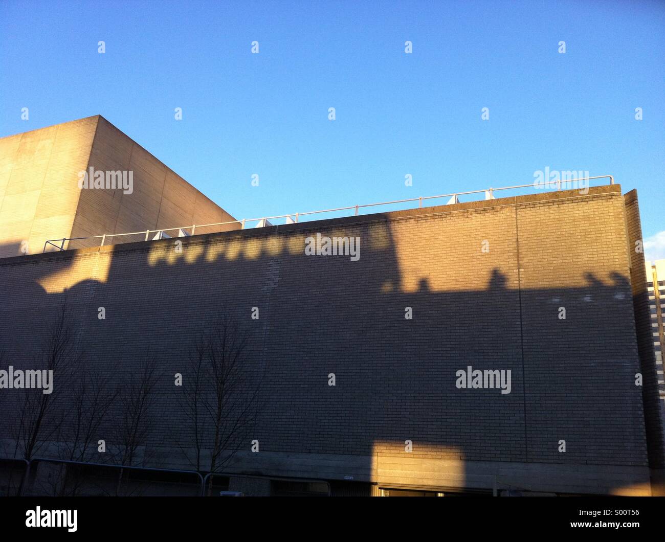 Schatten der Doppeldecker-Bus auf Gebäude Stockfoto