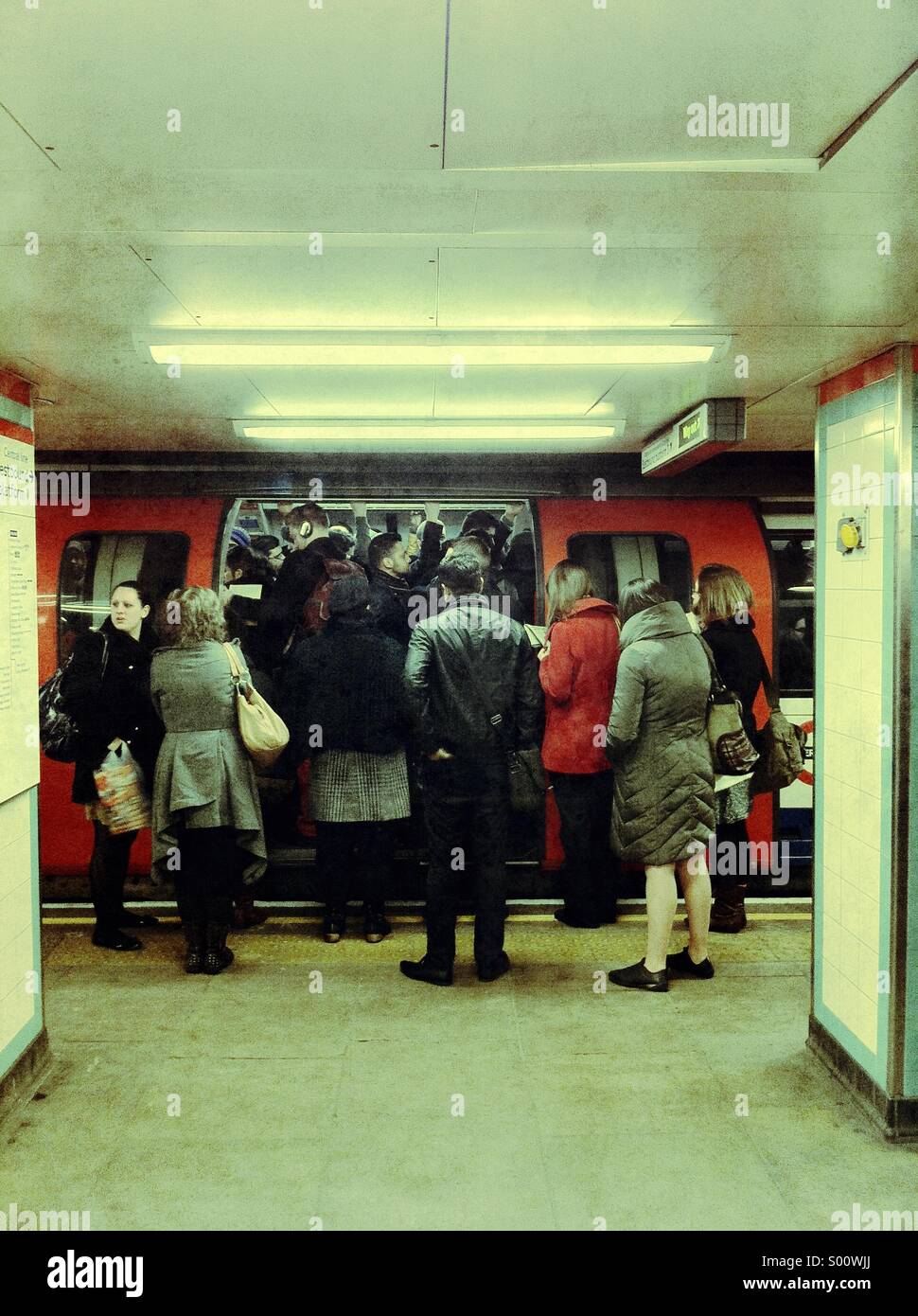 Pendeln der central Line in der morgendlichen Rushhour. - Smartphone-aufgenommenes Stockfoto