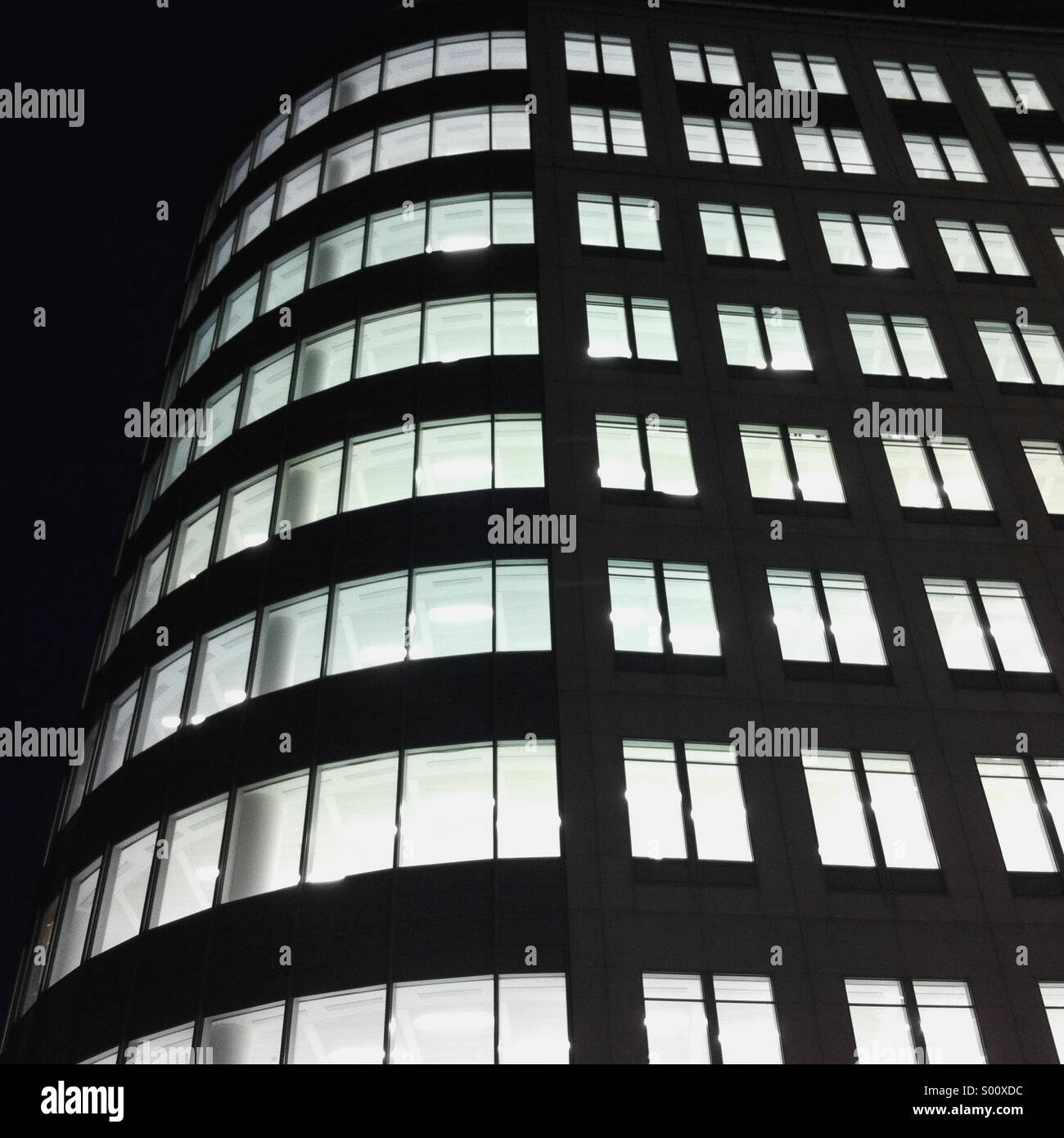 Leuchtet in einem leeren Gebäude in der Stadt oder London Stockfoto