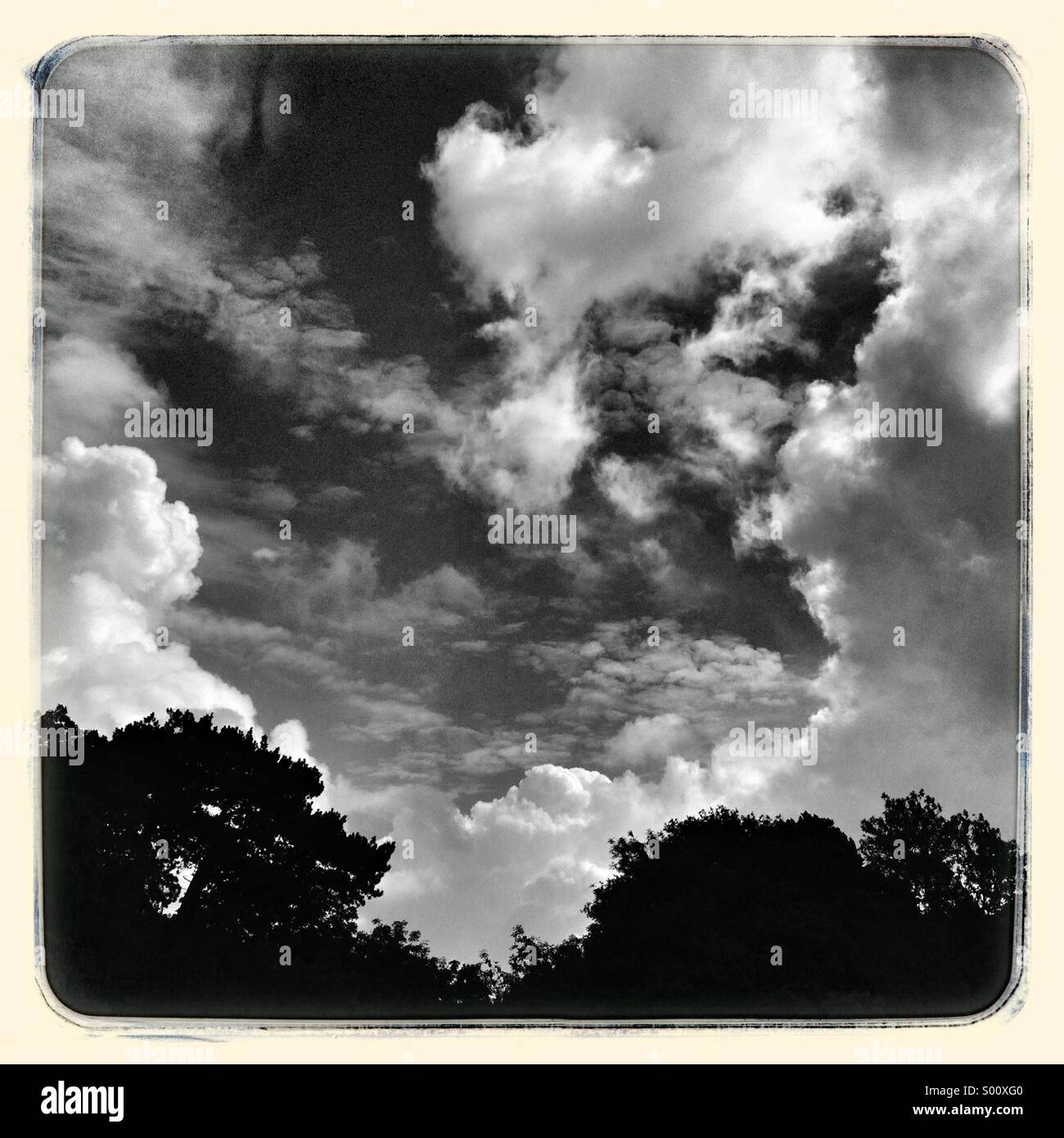 Sommergewitter nähert sich - Smartphone-aufgenommenes Stockfoto