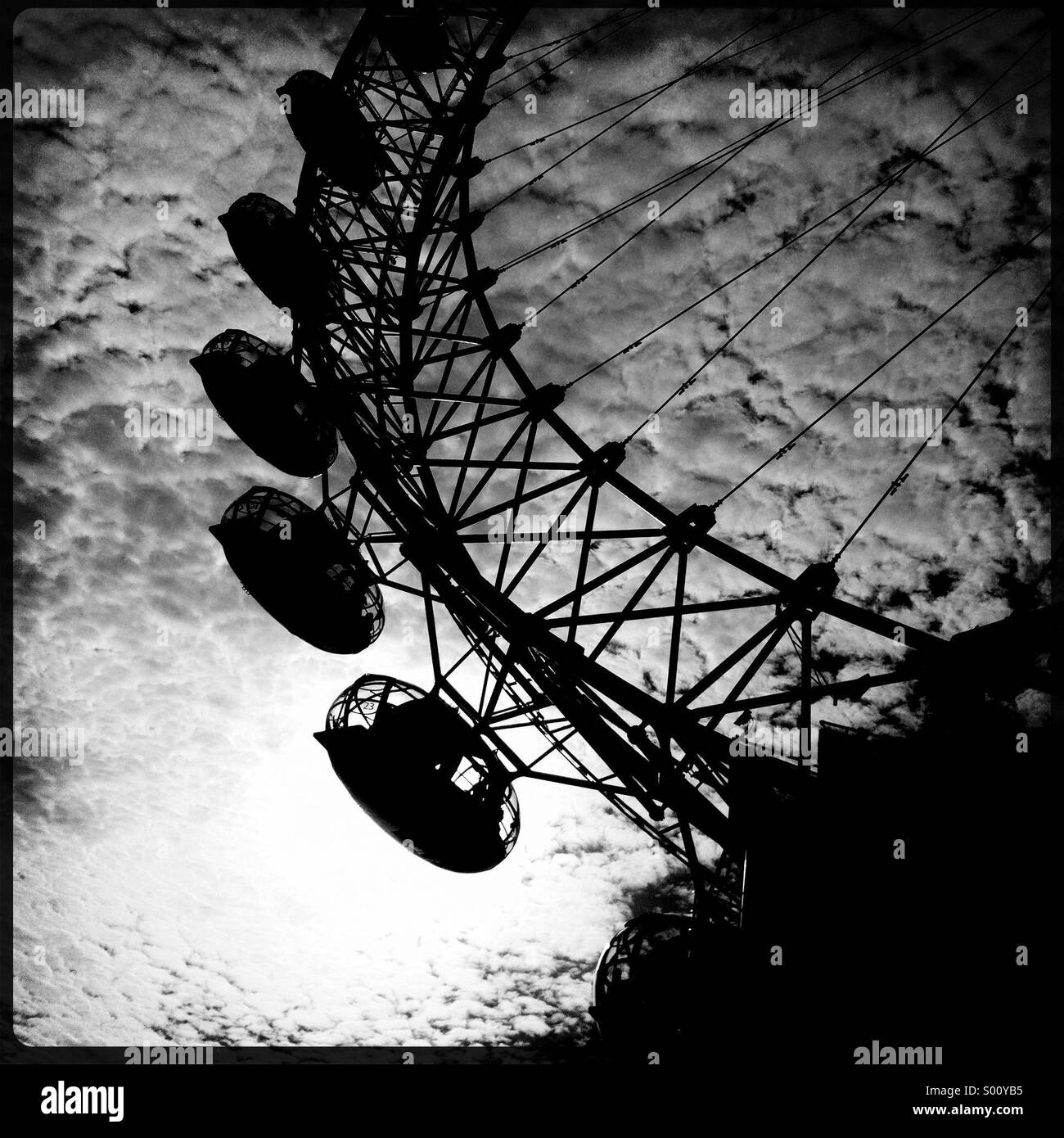 Schwarz / weiß Foto des London Eye in der Silhouette gegen fleckige bewölktem Himmel. Stockfoto