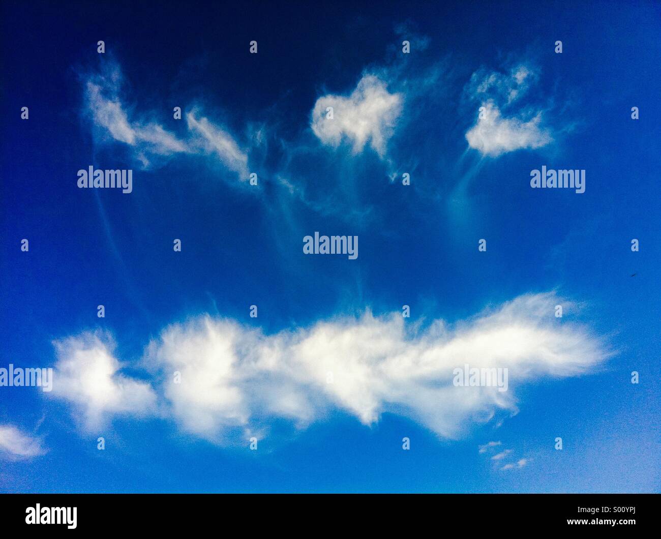 Seltsam aussehende Wolken am blauen Himmel Stockfoto