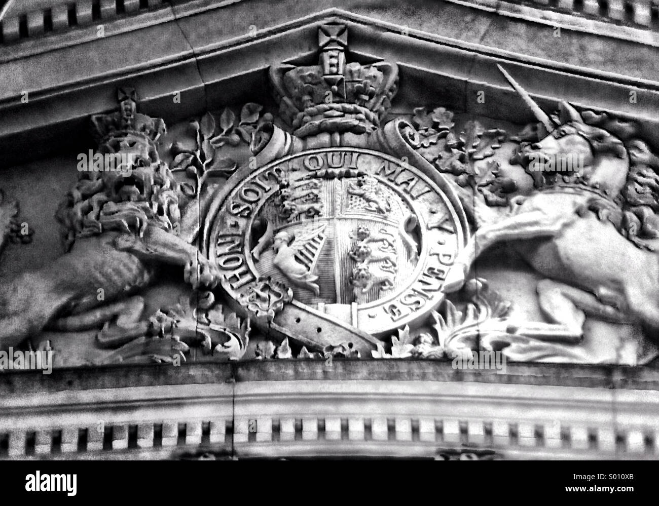 Britische königliche Wappen am Somerset House, London - Smartphone-aufgenommenes Stockfoto
