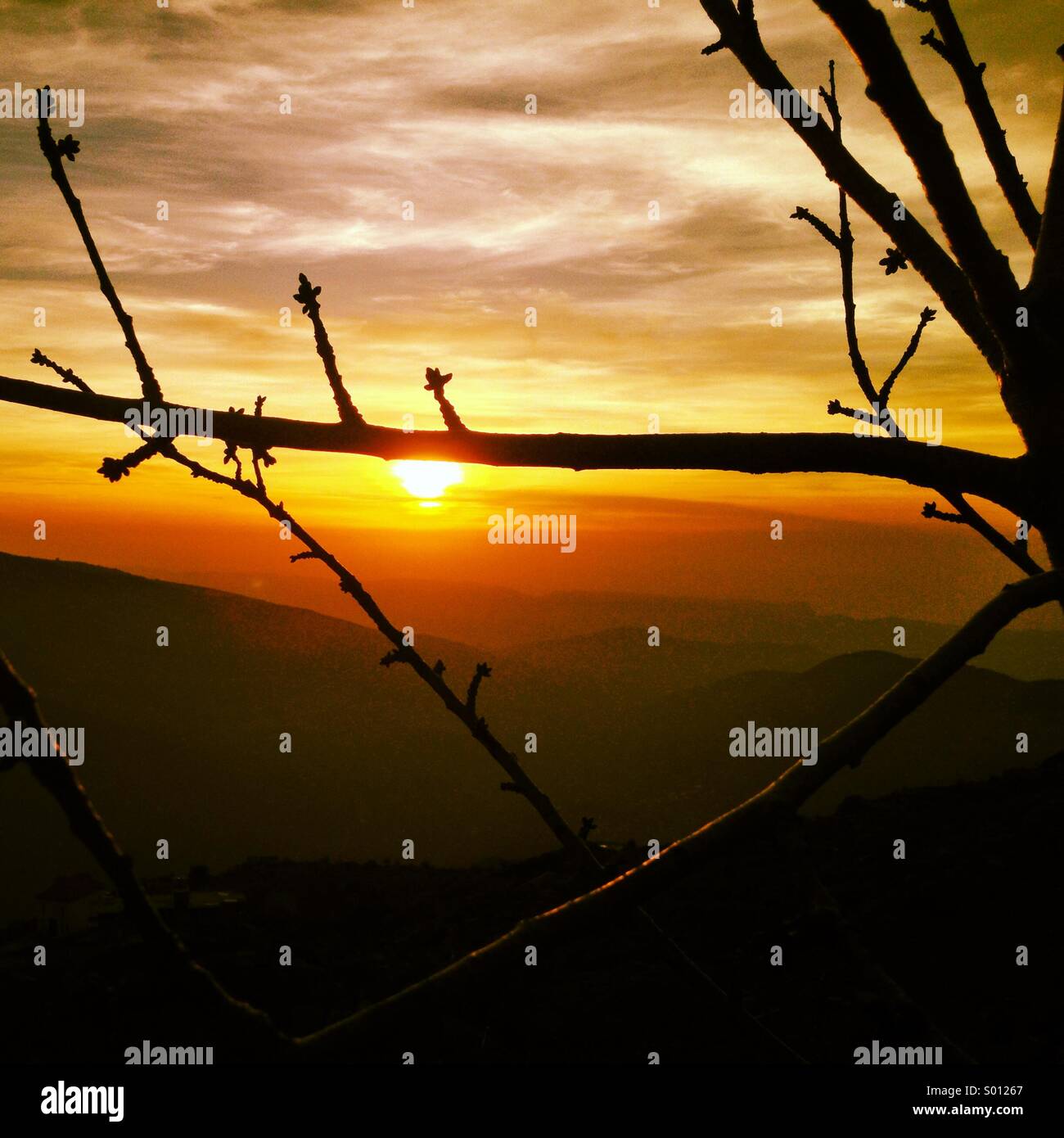Sonnenuntergang hinter den Bergen des Libanon - Nahost - Smartphone-aufgenommenes Stockfoto