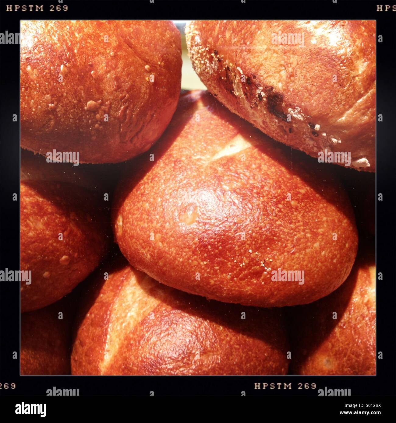 Gestapelte Brot Brote. - Smartphone-aufgenommenes Stockfoto