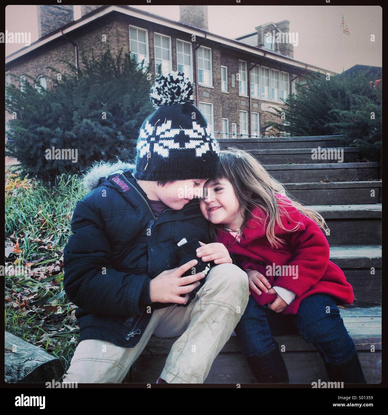 Bruder und Schwester auf Schritte der School in Lakewood, Ohio. - Smartphone-aufgenommenes Stockfoto