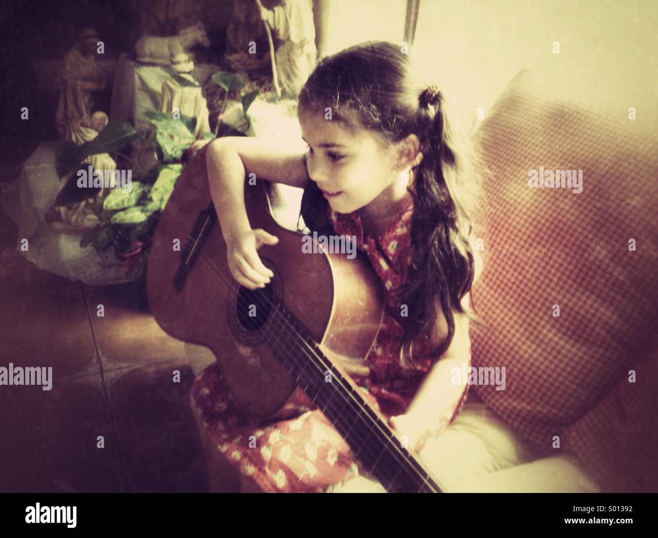 Mädchen-Gitarre spielen Stockfoto
