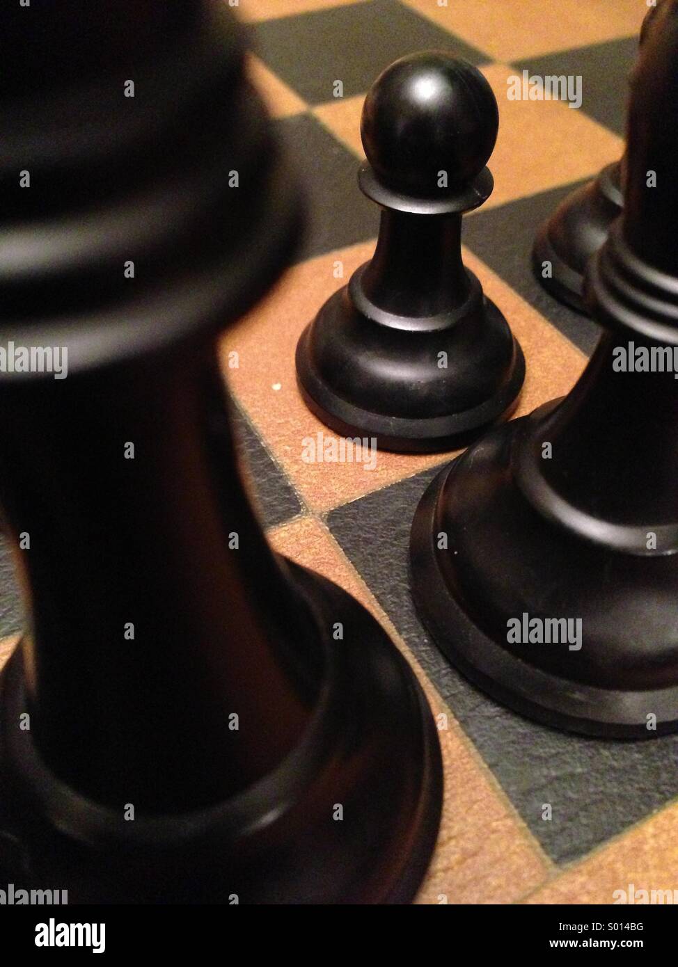 Schachfiguren in einer Partie Schach. Stockfoto