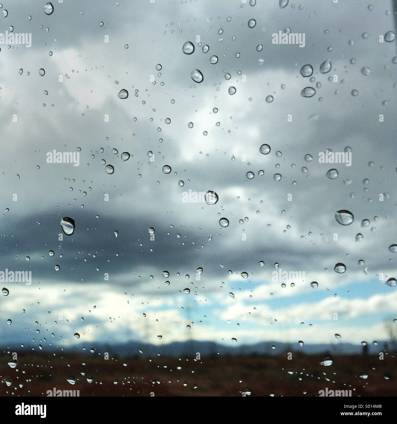 Einen klaren Himmel durch ein Fenster an einem regnerischen Tag Stockfoto