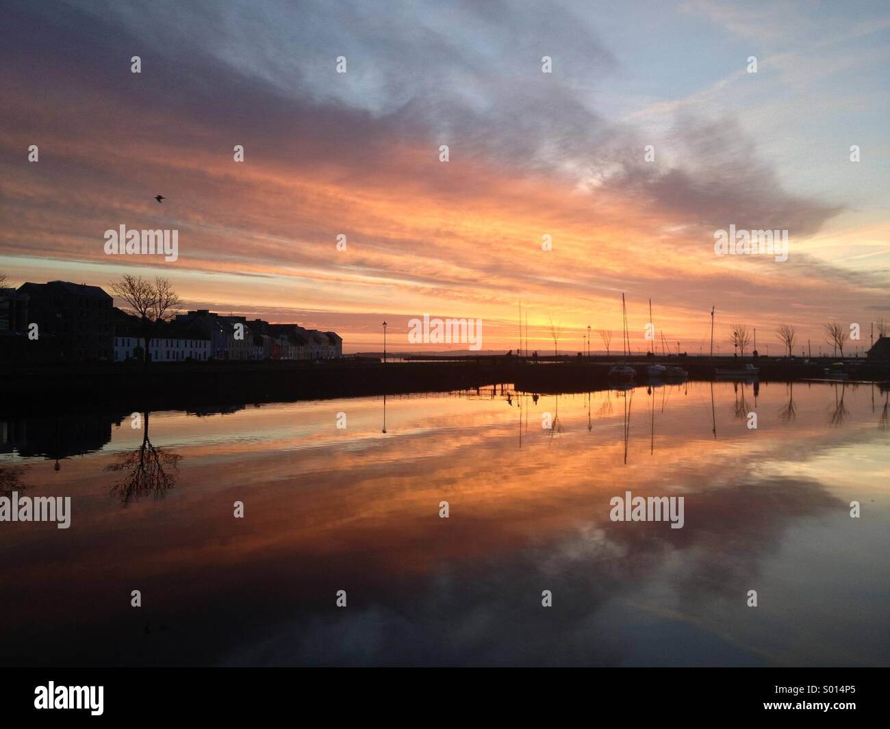 Ein Winter-Sonnenaufgang am Claddagh, Galway, Irland. Stockfoto