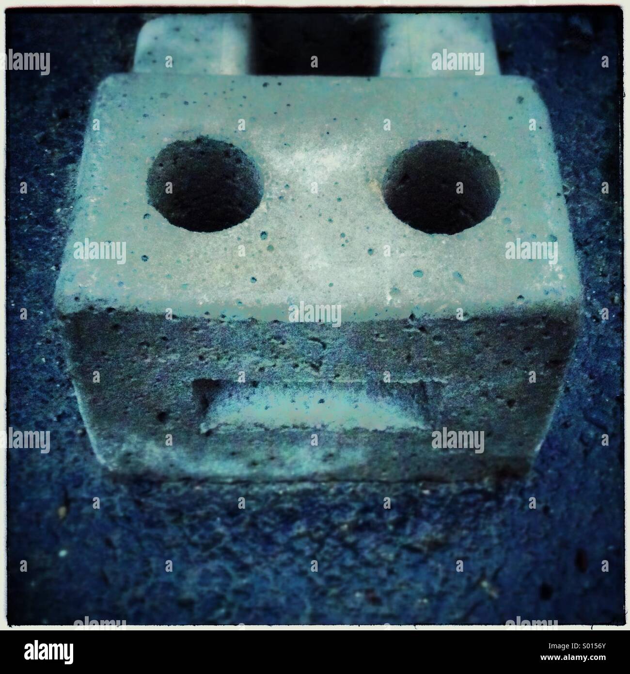 Gesicht-Konzept der Betonblock. Gesichter in Objekten Stockfoto