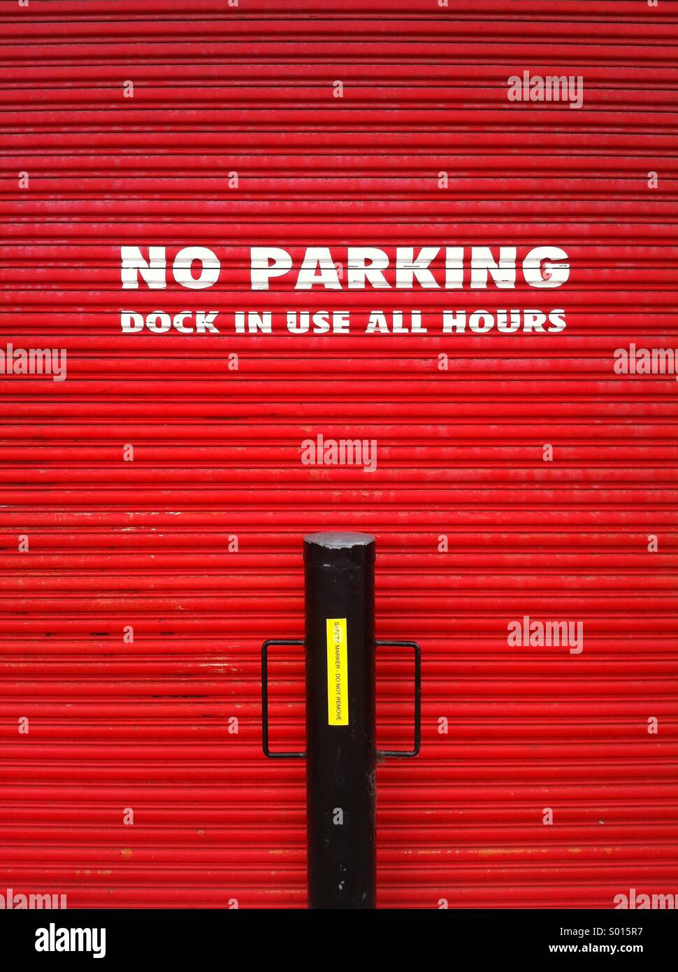 Kein Parkplatz-Schild an rote Tür Stockfoto