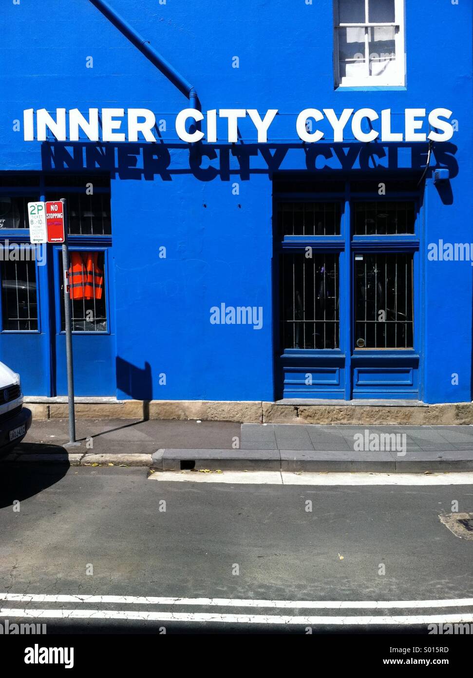 Cycle Shop mit blauer Farbe in hellem Sonnenlicht Stockfoto