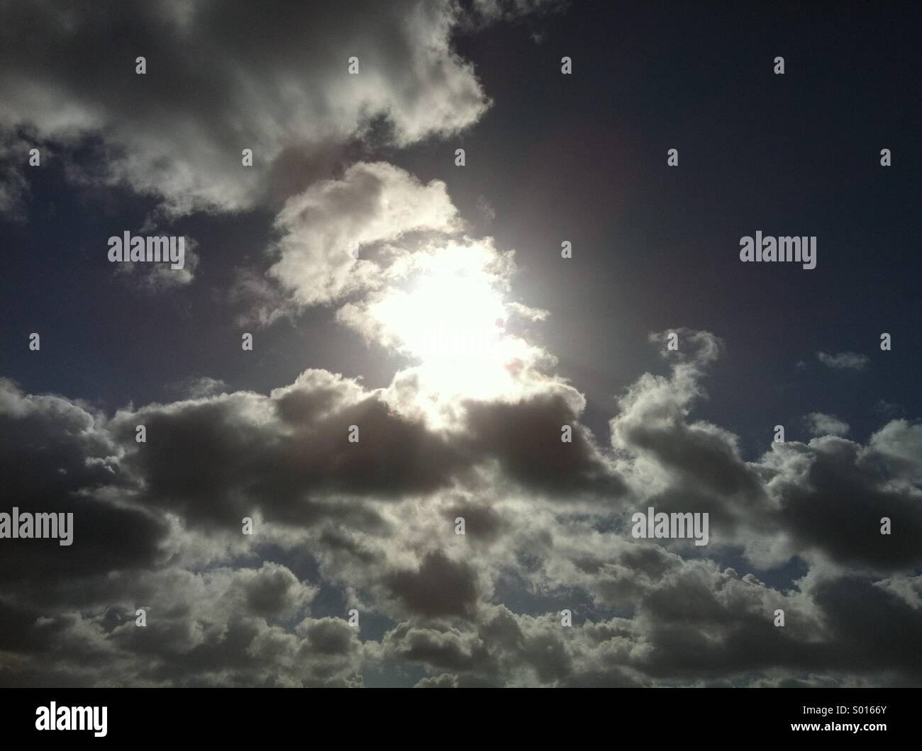 Helle Wolke in stimmungsvoller Himmel Stockfoto