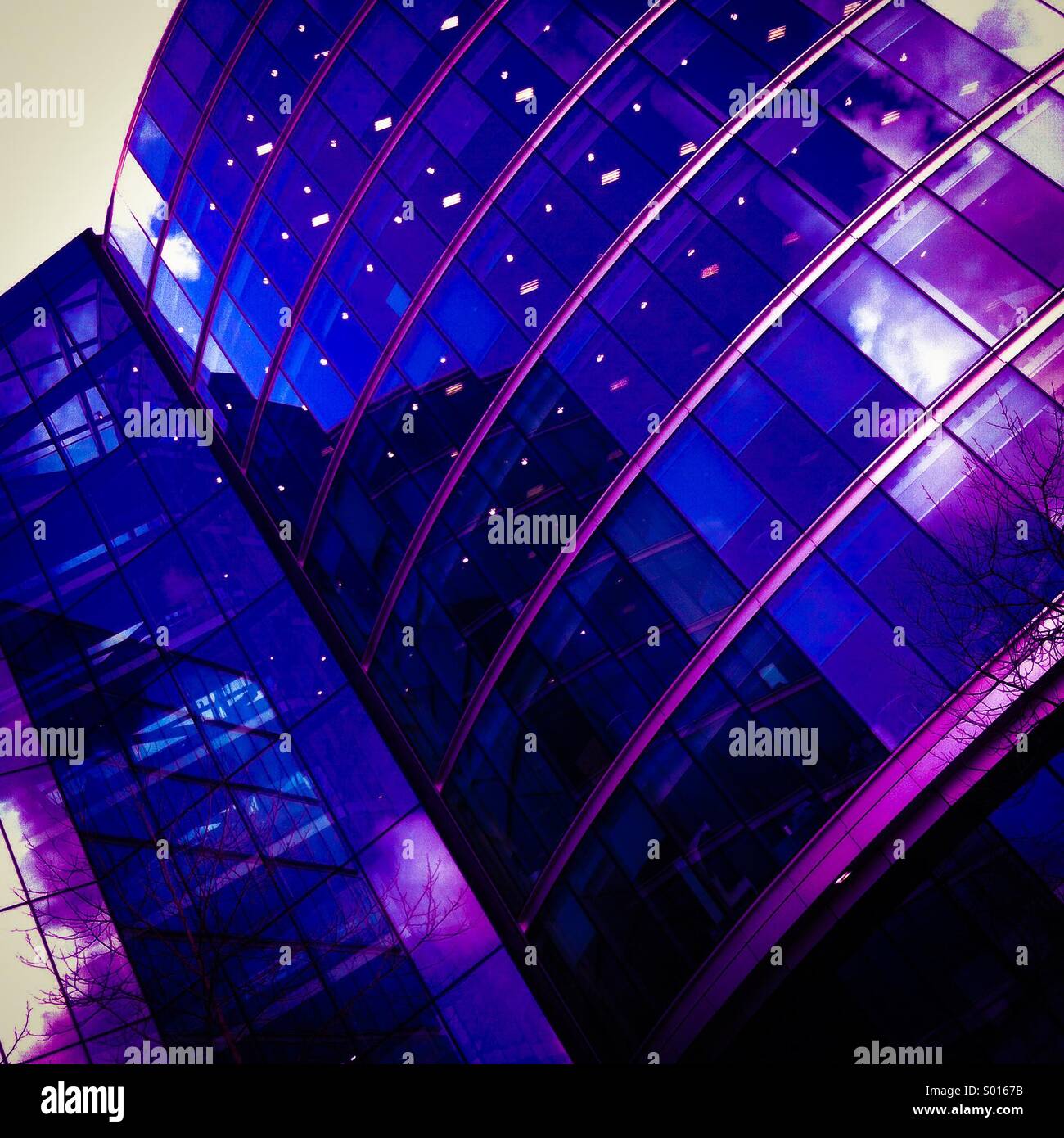 Blaues Glas Bürogebäude in London Stockfoto