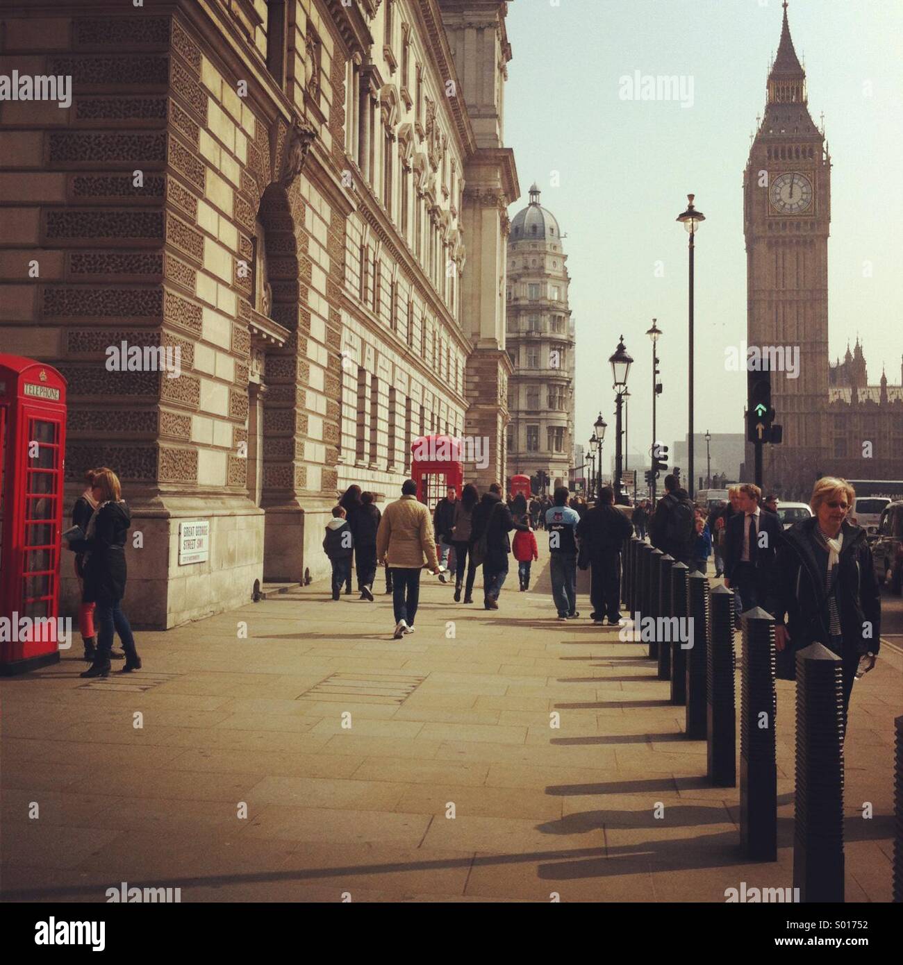 Pflaster von Menschen zu Fuß mit Big Ben im Hintergrund Stockfoto