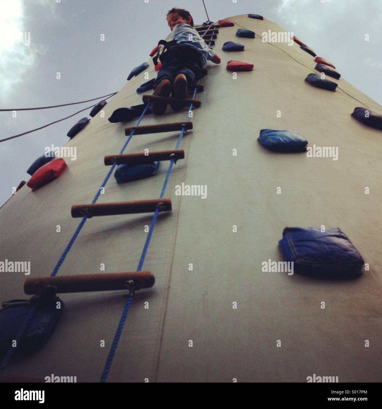 Hochklettern Sie Ihren Weg mit Vertrauen - Kind klettern die Karriereleiter - Smartphone-aufgenommenes Stockfoto