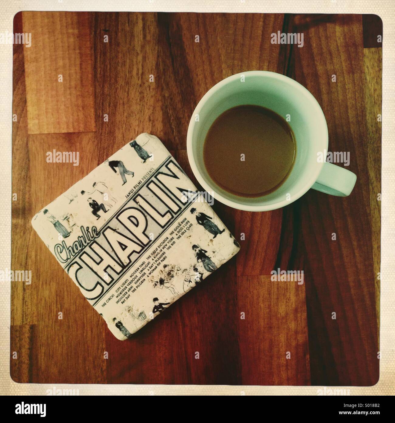 Charles Chaplin Coaster und eine Tasse Kaffee Stockfoto