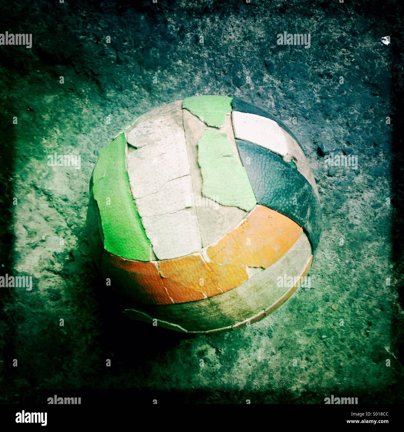Alte Fußball auf Boden - Smartphone-aufgenommenes Stockfoto