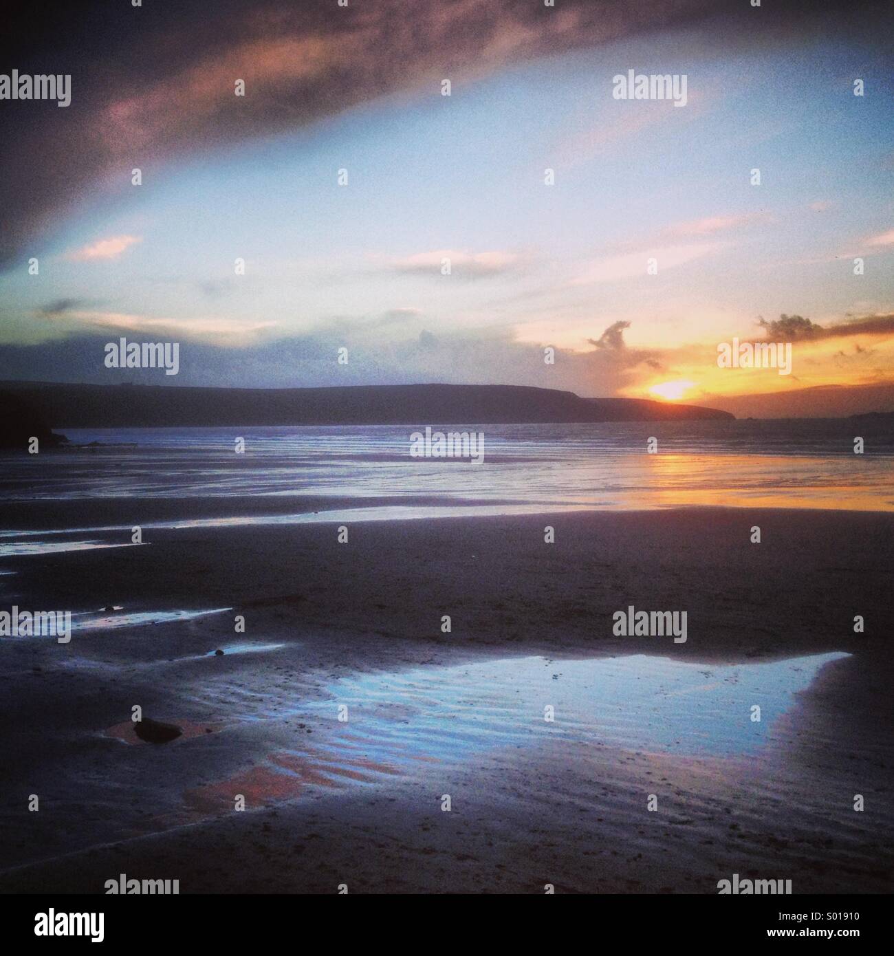 Sonnenuntergang über Broadhaven Strand in Pembrokeshire. Stockfoto